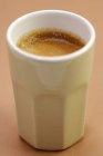Espresso quente em xícara grande — Fotografia de Stock