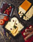 Разнообразные ломтики сыра — стоковое фото