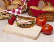 Горчица на ржаной хлеб — стоковое фото