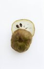 Fruto de Cherimoya partido a la mitad - foto de stock