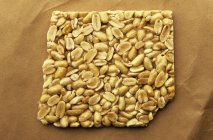 Erdnussspröde auf Papier — Stockfoto