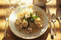 Shrimp and pasta dish — Stock Photo
