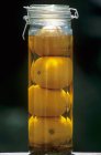 Primo piano vista del liquore all'arancia fatto in casa in vaso — Foto stock