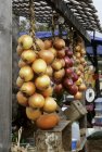 Cipolle assortite al mercato all'aperto — Foto stock