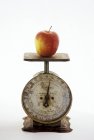 Pomme sur échelle métallique — Photo de stock