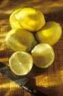 Целые свежие лимоны — стоковое фото