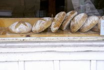 Pains de pain dans la fenêtre de la boulangerie — Photo de stock