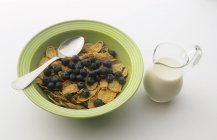 Bran flake cereal with fresh blueberries — Stock Photo