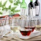 Festa in giardino con bicchieri di vino — Foto stock