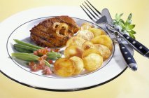 Loin steak with fried potatoes — Stock Photo