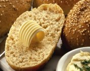 Medio rollo de pan con mantequilla - foto de stock