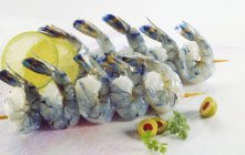 Raw shrimp kebabs — Stock Photo