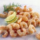 Closeup view of shrimps with lime slices and dill — Stock Photo