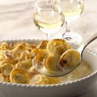 Baked tortellini with ham and sauce — Stock Photo