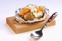 Запечена картопля з копченим лососем — стокове фото