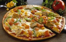 Pizza vegetariana con maíz dulce - foto de stock