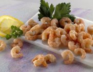 Closeup view of fresh scampi on a platter — Stock Photo