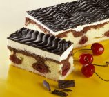 Pastel de capa de chocolate en rodajas - foto de stock
