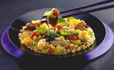Рисовое блюдо с овощами и беконом — стоковое фото