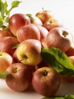 Haufen frischer roter Äpfel — Stockfoto