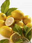 Limones enteros y medios - foto de stock