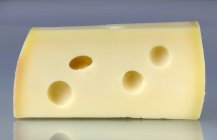 Pedaço de queijo emmental — Fotografia de Stock