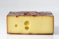 Кусок эмментального сыра — стоковое фото