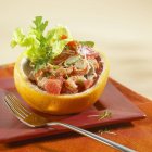 Крупним планом салат з креветками та грейпфрутом у шкірі цитрусових — стокове фото
