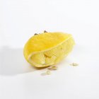 Стиснув лимона наполовину — стокове фото