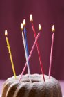 Vista close-up de Gugelhupf com velas de aniversário coloridas — Fotografia de Stock