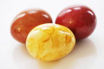 Три цветных яйца — стоковое фото