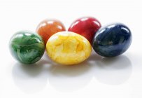 Cinco huevos coloreados - foto de stock