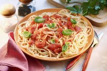 Spaghetti con pomodori e basilico — Foto stock