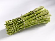 Pacchetto di asparagi verdi — Foto stock