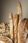 Panes de pan y baguettes - foto de stock