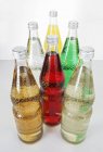 Vista close-up de seis garrafas de diferentes bebidas gasosas — Fotografia de Stock