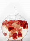 Erdbeeren fallen in Glasschale — Stockfoto