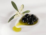 Olive con olio in piccola ciotola — Foto stock