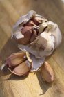 Lampadina di aglio su sfondo di legno — Foto stock