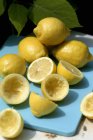 Limões inteiros e espremidos — Fotografia de Stock