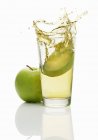 Zeppa di mela che cade in vetro — Foto stock