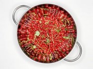 Grosellas rojas maduras frescas - foto de stock