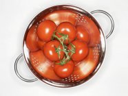 Tomates vermelhos em escorredor — Fotografia de Stock