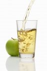 Despejar suco de maçã — Fotografia de Stock