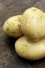 Tre patate crude e lavate — Foto stock