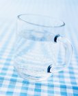 Vista de primer plano de taza de vidrio de agua mineral - foto de stock