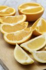 Оранжевые и лимонные клинья — стоковое фото