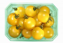 Tomates cerises jaunes dans un punnet en plastique — Photo de stock
