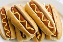 Sechs Hot Dogs mit Senf — Stockfoto