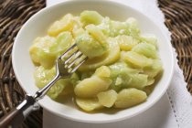 Салат з картоплі та огірків — стокове фото